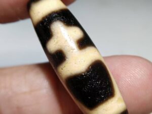 NO.8102 Ancient Tibetan Pure Vase Dzi Bead