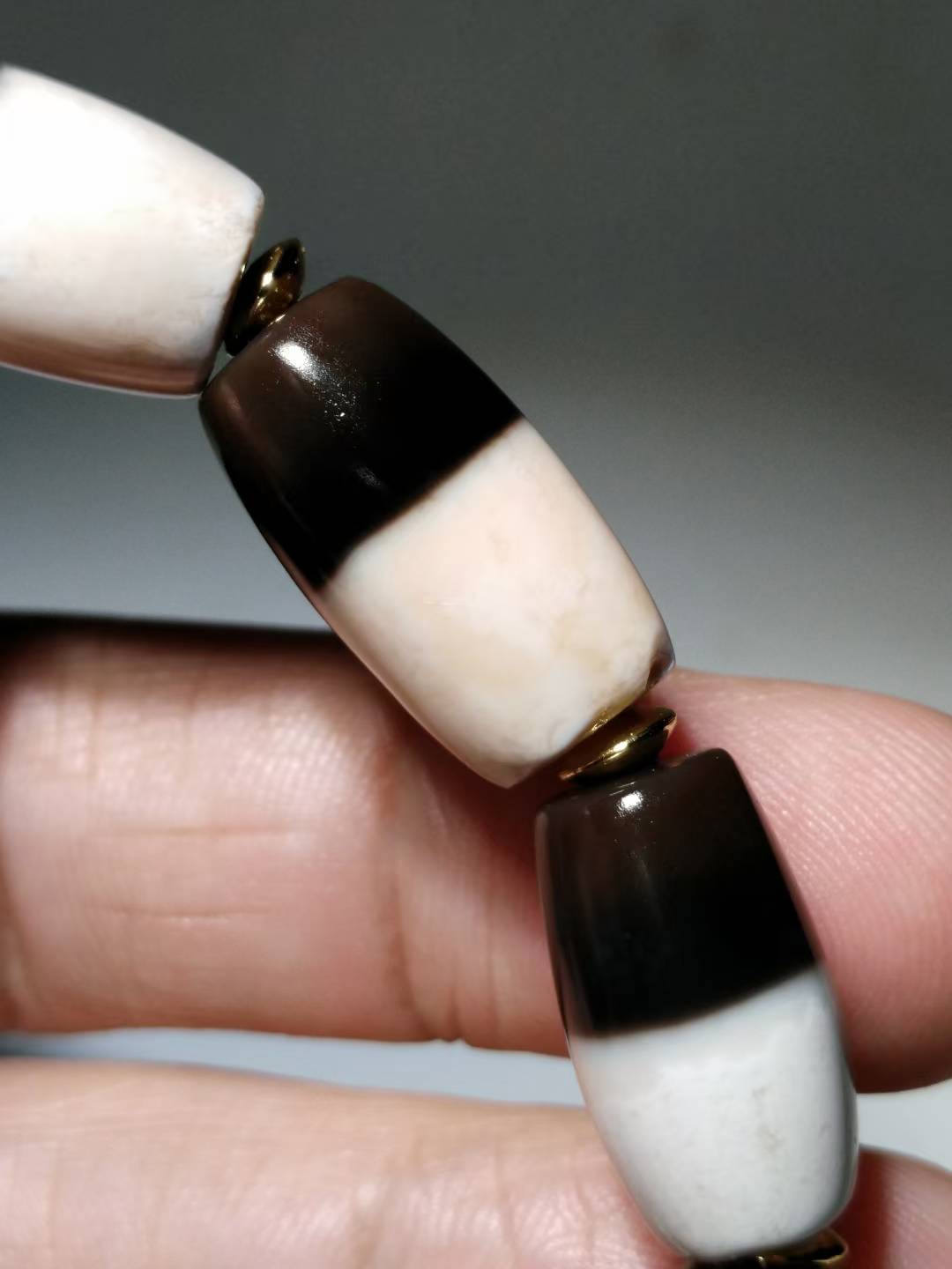 NO.8108 B&W dZi Bead - Image 4