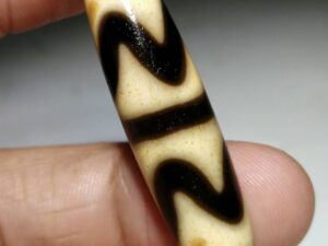 NO.8150 Ancient "Double Tiger Tooth" Pure Tibetan Dzi